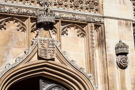A close-up of the Royal Crown and Coat of Arms on the gatehouse of Kingâs College in Cambridge, UK.のeditorial素材