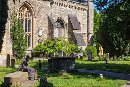 A statue of Saint Edmund in the churchyard of St. Peter in the East church in Oxford, England.のeditorial素材