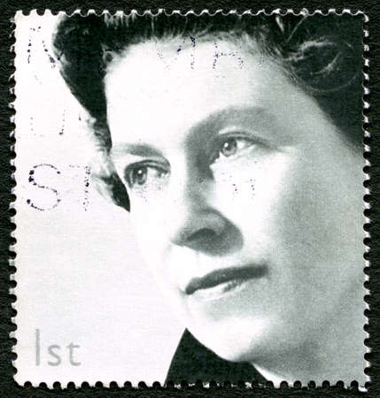 GREAT BRITAIN - CIRCA 2002: A used postage stamp from the UK, depicting a portrait of Queen Elizabeth II, circa 2002.のeditorial素材
