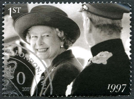 UNITED KINGDOM - CIRCA 2007: A used postage stamp from the UK, depicting a portrait of a smiling Queen Elizabeth II in 1997, circa 2007.のeditorial素材