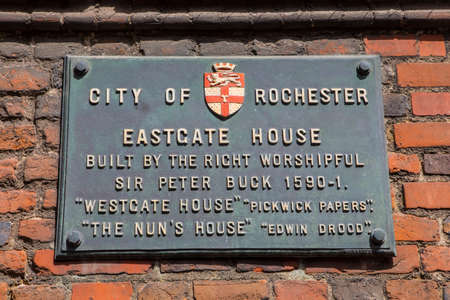 ROCHESTER, UK - APRIL 22ND 2017: A plaque on Eastgate House, detailing some of its history and links with the work of Charles Dickens, in Rochester, UK, on 22nd April 2017.のeditorial素材
