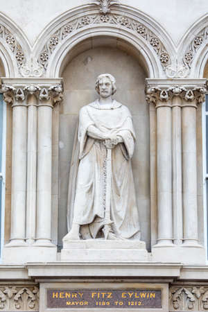 A statue of historic figure Henry Fitz Eylwin, located at Holborn Viaduct in London, UK. Eylwin served as the first Mayor of the City of London.のeditorial素材