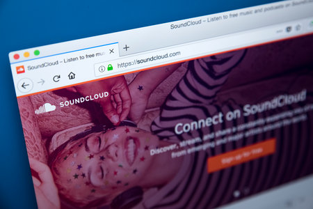 LONDON, UK - NOVEMBER 25TH 2017: The homepage of the official website for Soudcloud - the online audio distribution platform, on 25th November 2017.のeditorial素材