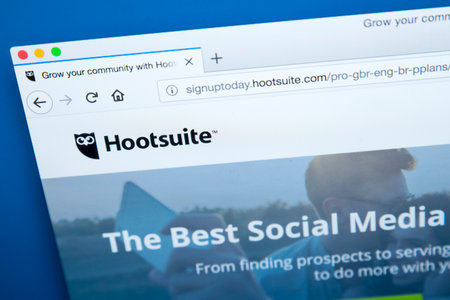 LONDON, UK - NOVEMBER 20TH 2017: The homepage of the official website for Hootsuite - the social media management platform, on 20th November 2017.のeditorial素材