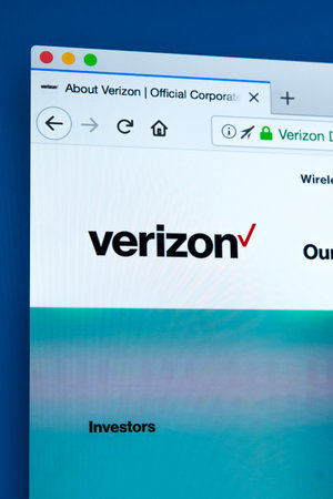 LONDON, UK - JANUARY 25TH 2018: The homepage of the official website for Verizon Communications - the American multinational telecommunications conglomerate, on 25th January 2018.のeditorial素材