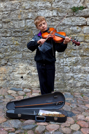Tallinn, Estonia - August 20th 2011: A young Violinist in the old town of Tallinn in Estonia.のeditorial素材
