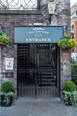 LONDON, UK - APRIL 1, 2019: The Anchor Bankside, a pPub in the London Borough of Southwarkのeditorial素材