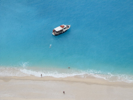 people swimming onto beach         の写真素材
