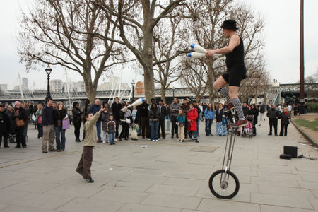 The juggler and the kid - Londonのeditorial素材