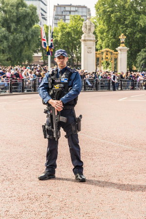 London. June 9 2018. A view of an armed police officer during the Queens birthday celebrations of Trooping the Colourのeditorial素材