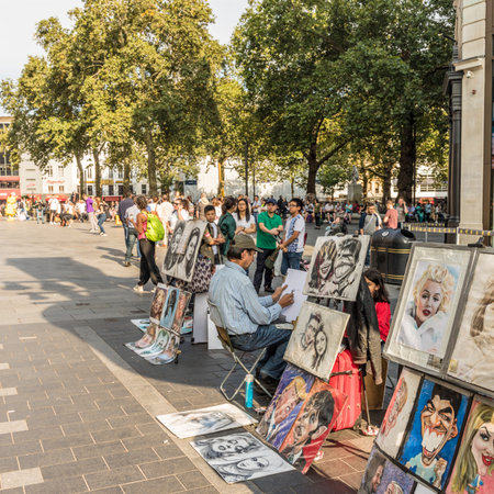 London. September 2018. A view of an artist in Leicester Square in Londonのeditorial素材