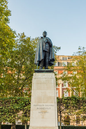 London October 2018. A view of the Roosevelt statue in Grosvsnor Square in London.のeditorial素材