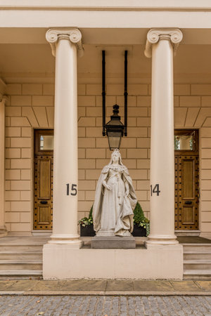 London October 2018. A view of a statue of Queen Victoria in Londonのeditorial素材