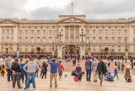 London. November 2018. A view of Buckingham Palace in London.のeditorial素材
