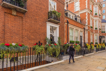 London. November 2018. A view of an affluent street in Mayfair in Londonのeditorial素材