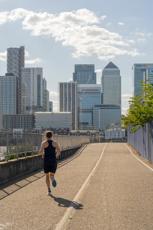 July 2020. London. man running and looking at Canary Wharf,London, Englandのeditorial素材