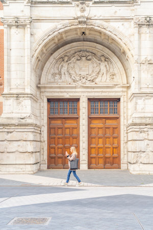 July 2020. London. Woman walking past the Victoria and Albert or V and A museum, London, Englandのeditorial素材
