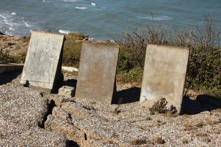 Three Headstones at Edge of Cliff with Ocean Backgroundの写真素材