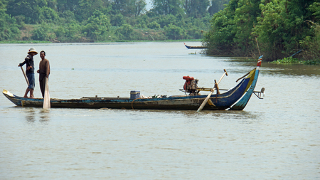 Siem Reap, Tonle Sap River, Cambodia - March 2018: Poor Fishermans life on the tonle sap riverのeditorial素材