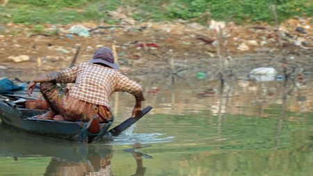 Siem Reap, Tonle Sap River, Cambodia - March 2018: Poor Fishermans life on the tonle sap riverのeditorial素材