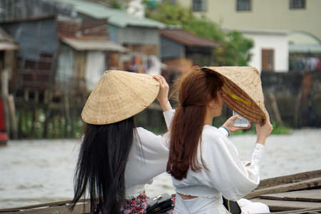 Can Tho, Vietnam, circa Februara 2020: tourist girls doing selfies on their mobile phoneのeditorial素材