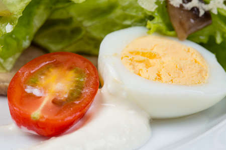 Green salad, tomato and boiled egg