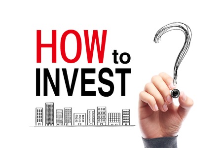 How To Invest with a big question mark drawn by the hand with black mark.の写真素材