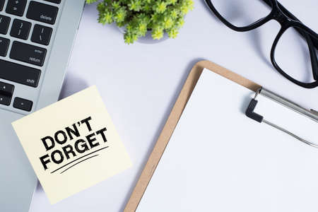 Do Not Forget Concept reminder on office desktop top view.の写真素材