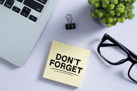 Do Not Forget Concept reminder on office desktop top view.の写真素材