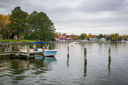 Autumn Color the Chesapeake Bay Shore and Harbor in St Michaels Marylandのeditorial素材