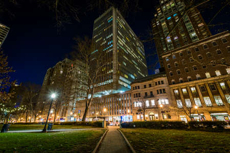 Rittenhouse Square in Center City at Night in Philadelphia, Pennsylvaniaのeditorial素材