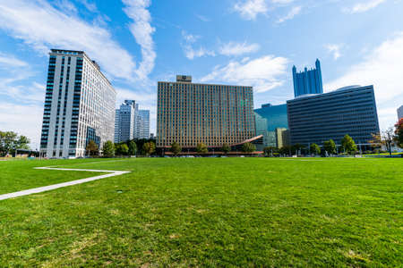 Warm Cloudy day in Downtown Pittsburgh, Pennsylvaniaのeditorial素材