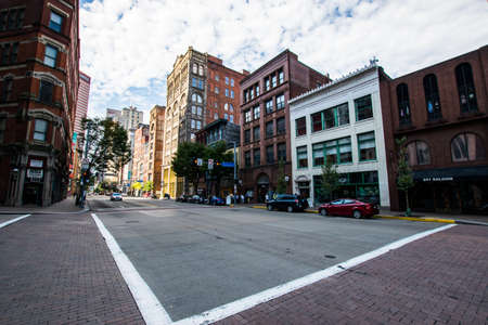 Warm Cloudy day in Downtown Pittsburgh, Pennsylvaniaのeditorial素材