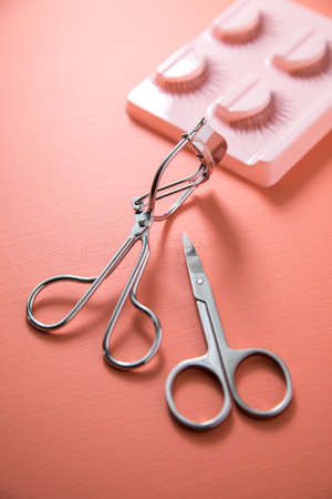 Lash curler and false lashes for eye make-up