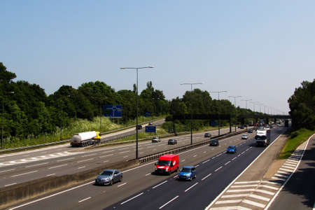 BEACONSFIELD, ENGLAND - JUNE 2016: Busy M40 motorway at the Beaconsfield turn offのeditorial素材