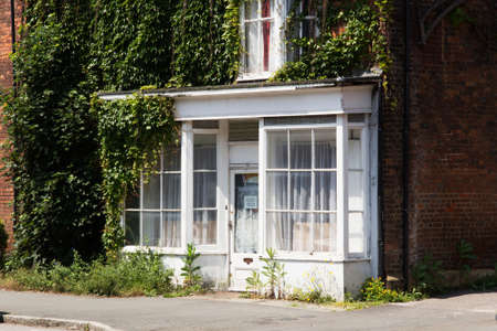 BEACONSFIELD, ENGLAND - JUNE 2016: Old empty shop in the old townのeditorial素材