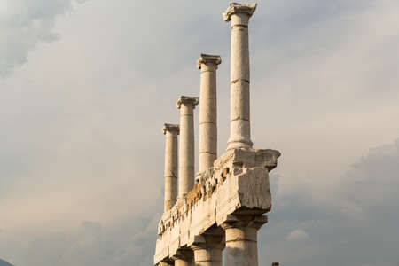 Pompeii was an ancient Roman town-city near modern Naples, in the Campania region of Italy, in the territory of the comune of Pompei. Pompeii, along with Herculaneum and many villas in the surrounding area, was mostly destroyed and buried under 4 to 6 m (の写真素材