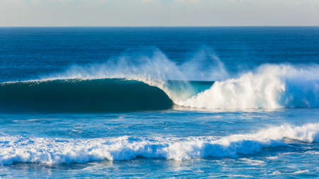 Ocean wave crashing hollow water natures power photo image  overlooking distant blue sea horizonの写真素材