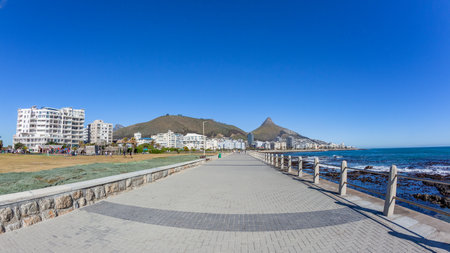 Cape Town Sea Point  Atlantic Ocean Coastline Promenade Apartments Mountains Landscapeの写真素材