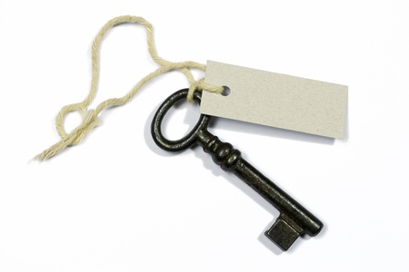 old key with blank label on white background の写真素材
