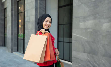Shopping woman holding shopping bagsの写真素材