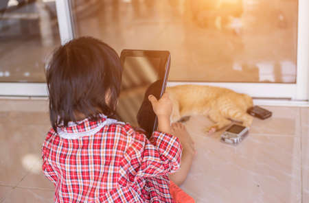 little girl photographs flower outdoorの写真素材