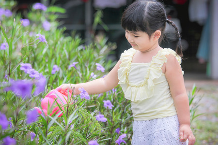 Asian little girl watering a tree , Asian Girl , Thailandの写真素材