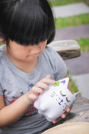Cute little girl with D.I.Y water bottles, D.I.Y Plastic Bottle Craft for kids,Crafts with kids , Reuse a water bottle , selective focus.Cute little girl with D.I.Y water bottles, D.I.Y Plastic Bottle Craft for kids,Crafts with kids , Reuse a water bottleの写真素材