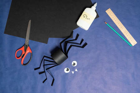 DIY Halloween paper spider. Halloween craft step by step instructions. Step 13.の写真素材