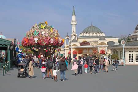 Gyeonggi-do, South Korea, April 22, 2019: Everland-ro, A huge tree of artificial flowers and butterflies And many touristsのeditorial素材
