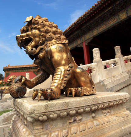 golden lion statue in the forbidden cityのeditorial素材