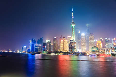 beautiful night scene of shanghai skyline with huangpu river
の写真素材