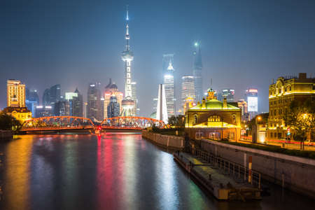 night scene of shanghai skyline ,view from suzhou river
のeditorial素材