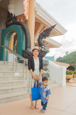 Mother and child are standing in the Watpaphukon.の写真素材